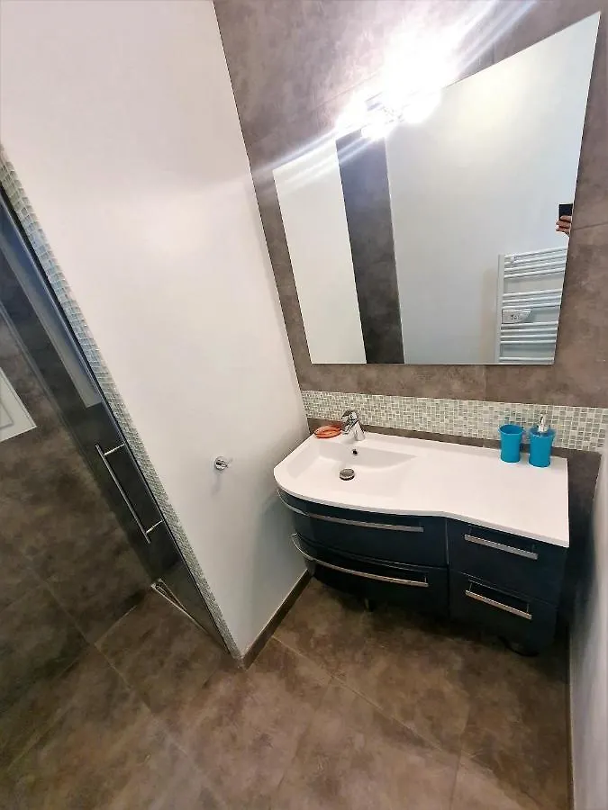 Appartement F2 neuf calme climatisé wifi parking - 1,5 km mer Cagnes-sur-Mer France